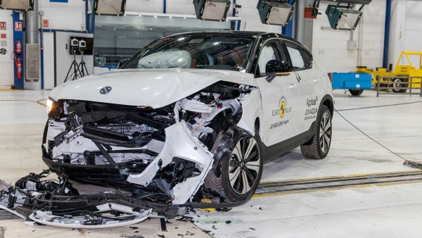 Изцяло новото Volvo C40 Recharge е електрически SUV, в чиято основа е конвенционалното XC40. Резултатите на модела са много близки до рекорда на Euro NCAP. Това се дължи най-вече на ащитата на възрастните - 92%, както и на децата - 89%. 

Много добри резултати са получени и за ефективността на системите за подпомагане на водача - 89%, а защитата на пешеходците е 70%.