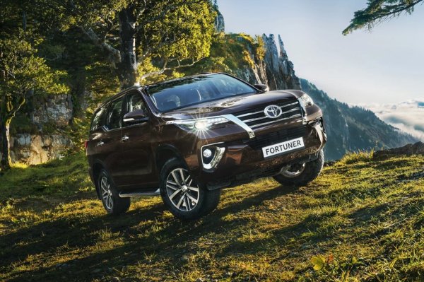 3,0-литровият дизелов двигател от серия KD е добре познат от SUV-овете Land Cruiser Prado 120/150 и пикапите Hilux. Въпреки популярността си, двигателят има сериозни конструктивни недостатъци. Най-известният от тях е повредата на буталото при моделите Euro 3 и Euro 4. Поради високо термично напрежение, по главата на буталото се появиха пукнатини, което доведе до загуба на компресия. Мащабът на проблема принуди Toyota да проведе няколко изтегляния от пазара и да пусне четири ревизии на буталата, преди дефектът да бъде отстранен.

Горивната система е основният катализатор за проблеми с буталата. Износените инжектори започват да текат, нарушавайки процеса на горене. Ситуацията се влошава от изгорели медни шайби под инжекторите, което води до изтичане на газове в главата на цилиндъра, бързо замърсяване на двигателното масло и запушване на маслоуловителя.