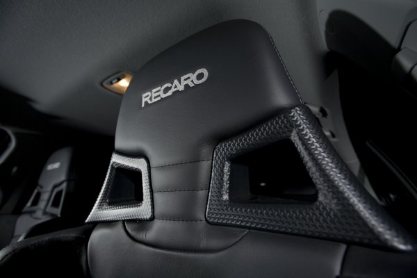 Вътре в купето на EVO X MR, откриваме спортни, кожени седалки Recaro