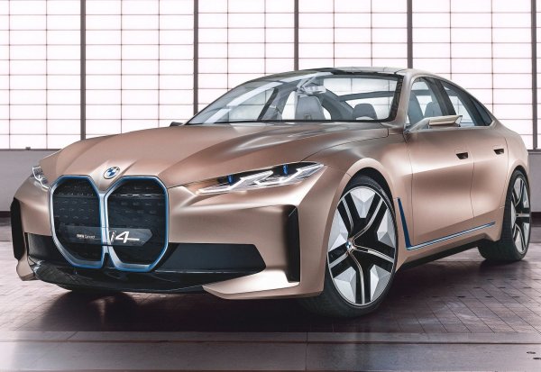 BMW беше сред първите производители, навлезли на пазара на електромобилите, като това стана с модела i3. Той предлагаше невероятни екстериор и интериор, но пробегът му беше разочароващ. В продължение на 7 години баварската марка почиваше на лаврите си, но в крайна сметка последва конкурентите си Audi, Porsche и Mercedes-Benz, за да се включи в битката на електромобилите.