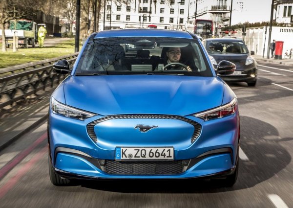 Ford беше един от производители, които се включиха доста късно в надпреварата при електромобилите. Компанията произвеждаше хибридно модели, но определено успя да привлече внимание с бъдещия Mach-E. За това помогна и включването на емблемата Mustang в името, като идеята е това да покаже не само мощност, но и използване на високи технологии.