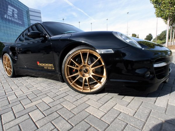 Това е доработено Porsche 911 Turbo. Моделът носи името RST 600 LM и е разработен от немската тунингова фирма Roock в чест на победата им в 24-те часа на Le Mans, преди десет години.