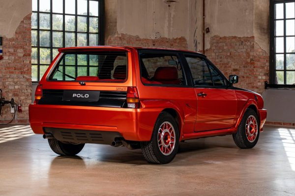 Не е изненадващо, че тази версия разполага с четирицилиндров двигател, разположен отзад, който осигурява 156 к.с. Дори днес тази цифра е повече от респектираща за автомобил от B-сегмента. Разпределението на теглото също е било компрометирано, като както резервоарът за гориво, така и резервното колело са преместени отпред. Автомобилът е оборудван със скоростна кутия Transporter.
