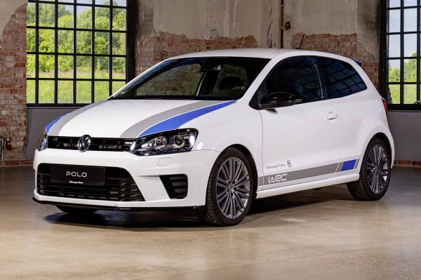 Днес често могат да се намерят сравнително малки автомобили с мощност над 200 к.с. или дори значително повече. Преди малко повече от десетилетие обаче това не е толкова често срещано. Този Volkswagen Polo R WRC датира от 2012 г., само година преди германската марка да бъде коронясана за шампион на FIA WRC.
