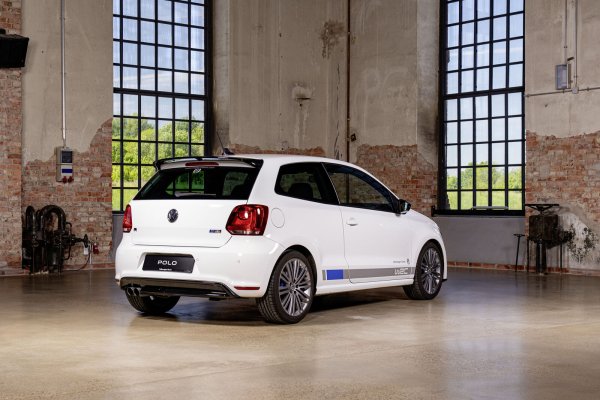 Той разполага с предно задвижване и бензинов двигател с турбокомпресор и мощност 220 к.с. Има и подчертано спортна естетика, като каросерията му е декорирана със синьо-сив винил на фона на бялата боя. А, освен това има версия 4x4, лимитирана до 10 бройки и развиваща 250 к.с.
