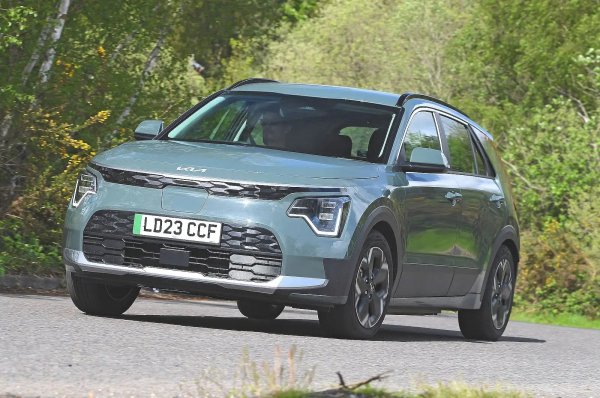 Само 16% от моделите Kia в това проучване са се повреждали, като производителят покри разходите за 92% от ремонтите. В половината от случаите (53%) престоят в сервиза е бил повече от седмица.

Хибридните версии на семейния SUV Niro са най-здрави, като само 5% от собствениците съобщават за проблем и моделът получава впечатляващ резултат от 98,8%. Niro EV също е надежден, с рейтинг на надеждност от 94,7%. Градският автомобил Picanto също се представи добре - 97,5%.
