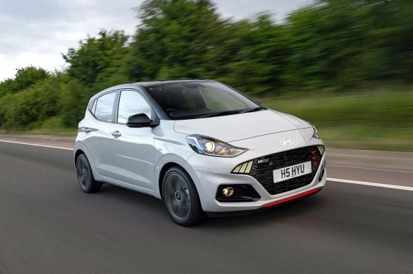 Hyundai изпреварва своята корейска марка Kia, отчасти благодарение на здравината на бензиновите и хибридните версии на Ioniq, които са спечелили 99,2%, и Hyundai Tucson 2015-2020, който има оценка от 98,8%.

Най-малкият модел на марката - i10, е почти толкова добър, колкото и по-големите. Сегашният модела отбеляза 98,4%, а Hyundai i10 (2014-2020) се справя дори по-добре с 98,6%.
