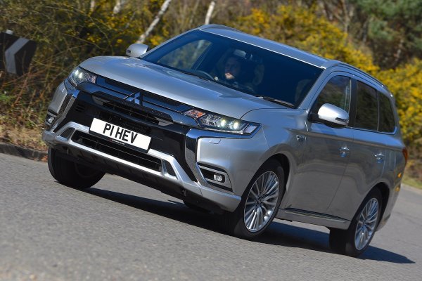 Колите от тази марка продължават да се предстанят добре, като само 9% от тях са получи повреди. Най-често те са свързани с 12-волтовият акумулатор, каросерията и електричеството на двигателя. Половината от колите са ремонтирани в рамките на ден.

Сред моделите най-добре се представя Outlander plug-in хибрид, който има процент на грешки от само 6% и рейтинг на надеждност от 97,2%.
