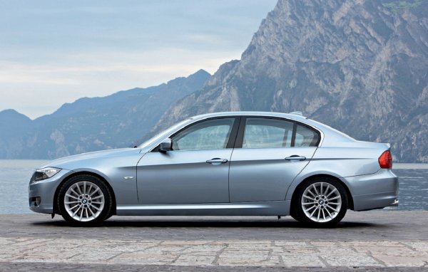 Производството на петото поколение на 3-ата серия &ndash; Е90, започва през декември 2004, като отделните версии получават самостоятелни индекси. Е90 е за седана, Е91 &ndash; комбито, Е92 &ndash; купето и Е93 &ndash; кабриолета.