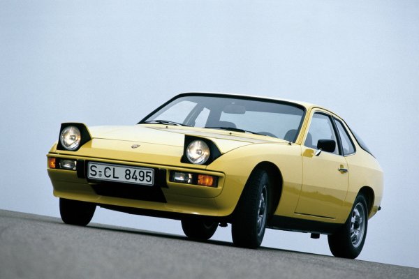 Често възприеман с подозрение от феновете на 911, Porsche 924 беше революцията на "трансаксъла" - преден двигател и задна скоростна кутия с течно охлаждане. Първоначално създаден като проект за Volkswagen и по-късно приет от Porsche, той гарантира икономическото оцеляване на щутгартската компания и се произвежда до 1985.