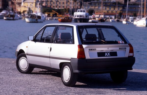 Същата година се роди и един от най-успешните малки автомобили на 80-те. Лек, прост и интелигентен, Citro&euml;n AX се фокусира върху ефективността и ограничаването на теглото (само 640 кг в базовите версии), постигайки намален разход на гориво и изключително пъргаво шофиране, особено в Sport и GT версиите. Кариерата му продължи до 1998, когато беше изваден от основните европейски пазари.