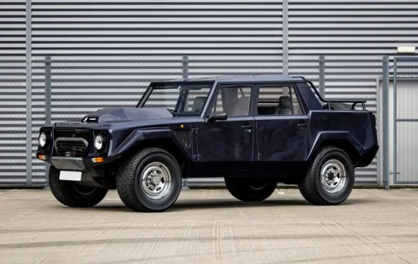 Преди луксозните SUV да станат световна тенденция, Lamborghini вече беше предизвикала немислимото. LM002 беше огромен, екстремен, почти провокативен: офроуд автомобил с V12 на Countach под капака. Първоначално проектиран за военна употреба, той в крайна сметка въплъщава прекомерна и впечатляваща визия за концепцията 4x4: дори и с много малко произведени екземпляри (около 300 до 1993), LM002 може да се счита за вдъхновение за много от съвременните супер-SUV.