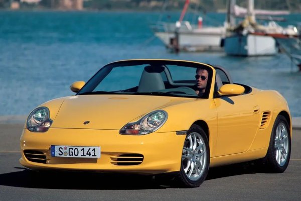 Ако 924 беше осигурил оцеляването на Porsche 20 години по-рано, Boxster го спаси отново през 90-те години на миналия век. Със своя централно разположен двигател и дизайн, вдъхновен от исторически роудстъри, той върна марката към по-достъпно измерение, без да жертва чистотата на шофиране. 

Първоначално посрещнат с известен скептицизъм, той бързо се утвърди като един от най-добрите роудстъри на своята епоха, превръщайки се в основен елемент от гамата. Днес производството му е прекратено в очакване на следващото поколение: първоначалните планове на компанията бяха да има изцяло електрически модел, но са потвърдени и версии с бензинов двигател.

