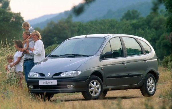 Малко автомобила са променили семейните навици така, както Renault M&eacute;gane Sc&eacute;nic (известен просто като Sc&eacute;nic от 1999). През 1996 Renault осъзна, че пространството на Espace може да се приложи и за по-компактни автомобили. Така се роди първият компактен MPV: три отделни задни седалки, масички, места за съхранение навсякъде и повдигната позиция на шофиране. Това беше невероятен успех, който принуди всички конкуренти да го последват. 

Sc&eacute;nic остана MPV до 2023, когато, запазвайки името си, промени природата си, за да се превърне в електрически кросоувър.
