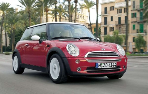 Възраждането на легенда като Mini, без да се изкриви, беше огромно предизвикателство, но през 2001 BMW успя. Новият модел, роден под защитното крило на мюнхенския производител, успешно преосмисли легендата на Алек Исигонис по модерен и модерен начин, с картинг-подобна стойка и кръгъл интериорен дизайн.