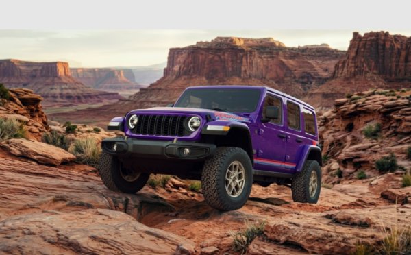 Jeep представи специалното издание Wrangler Rewind &ndash; модел, вдъхновен от автомобилната култура на 80-те и 90-те години. Дизайнът се появява първоначално при едноименен концептуален автомобил, показан по време на събитието Easter Jeep Safari през 2025. След положителния отзвук от страна на публиката, компанията решава да разработи серийна версия в рамките на това специално издание.