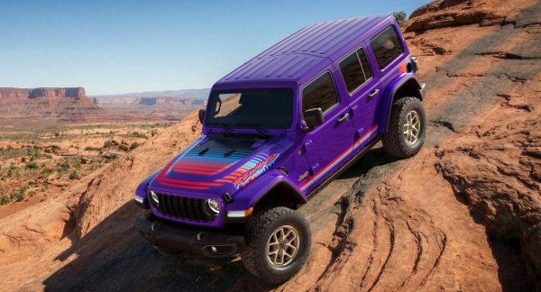 Същевременно Wrangler Rewind запазва офроуд възможностите на стандартния Wrangler, като е оборудван с гуми за пресечен терен и стоманени защитни елементи. Това специално издание е част от програмата &bdquo;Twelve 4 Twelve&ldquo;, чрез която Jeep пуска лимитирани серии на модела Wrangler. Гамата &bdquo;Rewind&ldquo; включва също пикапа Gladiator, който се отличава с подобно дизайнерско изпълнение.