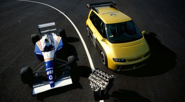 Семеен ван на Renault, който ускорява от 0 до 100 км/ч за 2,8 секунди. Espace е оборудван с 3,5-литров V10 двигател със 789 к.с.

Това е още една славна глава от голямата книга с свръхбюджетни PR трикове. За да отпразнува десетилетие от производството на Espace, Renault се обръща към френския производител Matra да изгради напълно функционален автомобил с превоз на хора, който предлага максимално ускорение до 310 км/ч.
