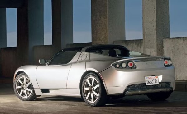 Tesla произвежда първото поколение на Roadster от 2008 до 2012 г., дори преди пускането на известния Model S. Така тези автомобили не бяха търсени - малко хора решиха да закупят електрическа кола, струваща повече от 100 000 долара от млада компания, непозната за обикновения купувач. По един или друг начин, изцяло електрически роудстър с добър пробег, шаси от на Lotus и впечатляваща динамика доказаха, че Tesla знае как да създава електрически автомобили.
