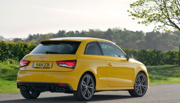 Хот-хечът от старата школа напомни на всички какви могат да бъдат колите от Инголщат - ярки, смели и необикновени. S1 е създаден не за рекорди на скоростта, а за забавление, с което се справя много добре. Автомобил, който е идеален за ежедневно шофиране из града, той също така доставя много забавление на пистата благодарение на уникалната комбинация от задвижване на четирите колела, мощен двигател и механична скоростна кутия, която е уникална за своя клас.
