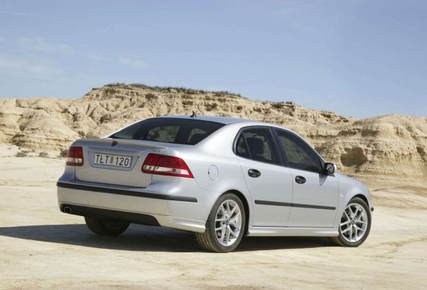 Последното поколение 9-5 е рядко, защото не беше много търсено, но има всички шансове да се превърне в автомобилна класика в бъдеще. Досега можете да намерите доста свежи копия в продажба на сравнително ниски цени, но всяка година има все по-малко и по-малко от тях, така че ако искате да се потопите в скандинавския вкус на Saab на нашето време, трябва да побързате.
