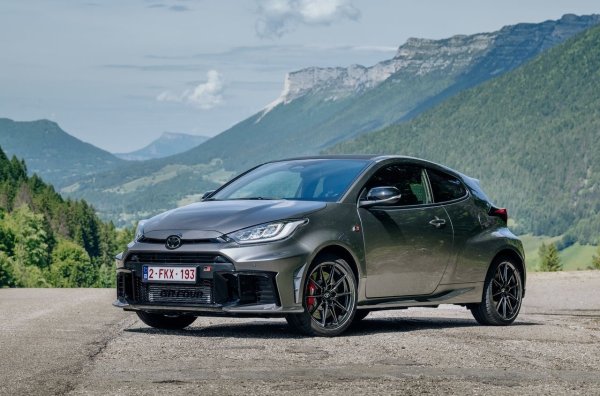 Този малък хечбек със задвижване на всички колела доказа на целия свят, че Япония не е забравила как да създава ярки спортни автомобили. Преди десет години Toyota почти напълно си потопи в имиджа на производител на скучни семейни автомобили - спасено беше само купето GT86, разработено съвместно със Subaru.
