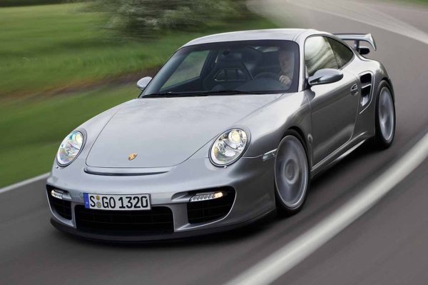 Първият от автомобилите, които са затруднявали Валтер Рьол, е Porsche 911. Но не просто някакво старо 911, а версията GT2, една от най-радикалните в гамата на немския модел. Това е и поколението, известно като 997.

Вярно е, че това е съвременен автомобил, но не чак "толкова модерен, което означава, че да я изкараш до краен предел не е толкова лесно. Според самия Рьол, това е труден автомобил. Всъщност, след като го я кара в екстремни условия, той казва, че ако усетите някакво разтърсване... по-добре се молете. 
