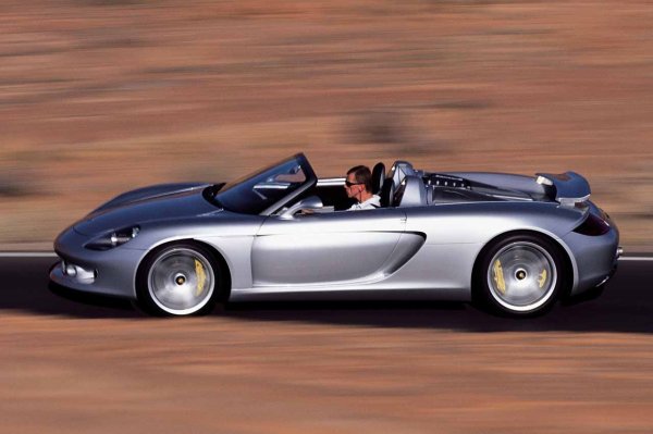 Carrera GT е класика в тази класация. Доста необичайно Porsche, което е останало в историята като един от най-добрите суперавтомобили, правени някога. От друга страна, дизайнът му е впечатляващ.

Под каросерията му се крие 10-цилиндров V-образен бензинов двигател, който не е лесен за укротяване. До такава степен, че според самия Рьол, шофирането му е подобно на състезателен модел. Той също така подчертава трудността при намирането на подходящи гуми за него.
