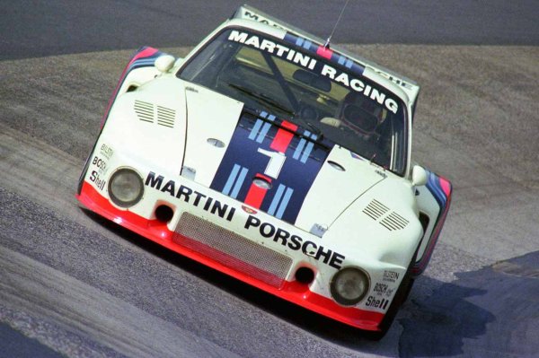 И накрая, автомобилът, които най-много е затруднил Рьол. Porsche 935, друг автомобил, предназначен за състезания. Машина, която не е подходяща за всеки (всъщност, почти за никого). Легендарен модел, който е накарал не един пилот да се изпоти, включително Рьол.

В тази връзка германецът казва, че е невъзможно колата да се държи в права посока на мокра настилка. За него? А какво ли е за един простосмъртен? "На мокро време държах волана с две ръце и го натисках силно с коляно, но не можех да я държа права. Ако се движи със 180 км/ч, всичко е наред. При 200 км/ч обаче нещата стават малко по-сложни".
