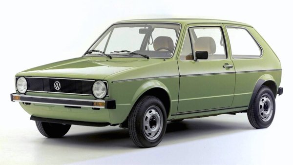 Легендата, иконата, оригиналният Volkswagen Golf MK1 е нарисуван от Italdesign. Хечбекът с предно предаване е по-квадратен от Beetle, който заменя, но несъмнено е по-подходящ за масовите купувачи. Фирмата дори помогна за оживяването на дизайнерските знаци за по-гореща версия на GTI само две години по-късно.
