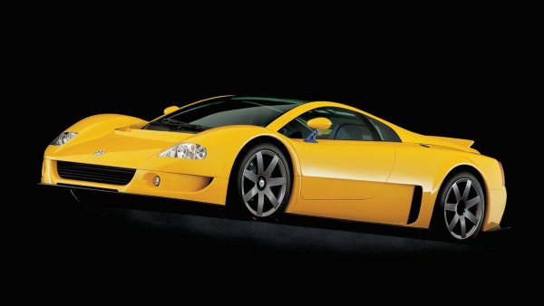 Може би си спомняте Volkswagen W12 от видеоигри като Gran Turismo, Project Gotham Racing 3 и Test Drive, но W12 беше истински – и красив. Поръчана от главния изпълнителен директор на VW Group Фердинанд Пиех и проектирана от Джорджето Джуджаро, целта на концепцията W12 беше да покаже луксозния 12-цилиндров двигател на VW и да докаже, че германската марка може да създаде спортен автомобил от световна класа, дори и никога той да не е бил предназначен за производство.
