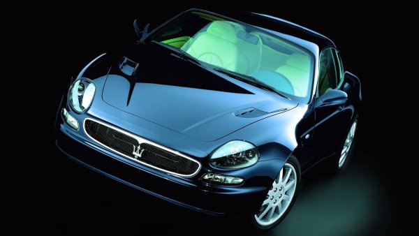 Maserati 3200 GT може да не е толкова красив като GranTurismo, нито толкова запомнящ се като MC12 (който ще видите по-късно в този списък), но луксозното превозно средство, проектирано от италианското ателие, беше изтънчено само по себе си. Той прекарва четири години на пазара, преди да бъде заменен от леко модернизираното купе и произвежда над 365 конски сили в най-мощната си версия.
