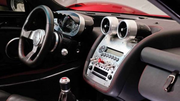 Средномоторната Pagani Zonda е една от най-екзотичните коли в списъка, но също не се отърва от унификацията. И не става въпрос за мощните многолитрови V12 двигатели от Mercedes-Benz, а за много по-прозаични неща.