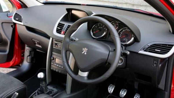 На широката централна конзола на Maserati GranTurismo, под доста големия сензорен екран на мултимедията, има точно същото радио, което Peugeot инсталира на много модели, включително на 207.