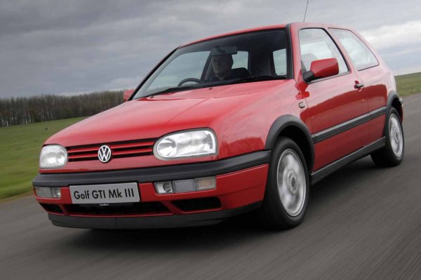 Завършваме списъка с един "обикновен" Volkswagen Golf . Въпреки че, е, в крайна сметка не е чак толкова обикновен, защото става въпрос за варианта VR6 GTI от третото поколение на немския компактен автомобил.

На теория, според Hagerty, за около 20 000 евро може да се сдобиете с този 6-цилиндров хот хеч с мощност от 172 к.с. Той съчетава носталгия с чиста тръпка от шофирането и зашеметяващ външен вид.