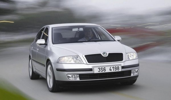 Близо 53% от собствениците на Octavia съобщават за неизправности по колите им, като от тях 1/4 са свързани с двигателя. Затова и не е изненада, че това е най-проблемни семейна кола на старо. Другите оплаквания са от спирачките, горивната система, скоростната кутия/съединителя и окачването. Ремонтът при 75% от автомобилите е отнела по-малко от седмица, но половина от собствениците са платили между 750 и 2000 евро.