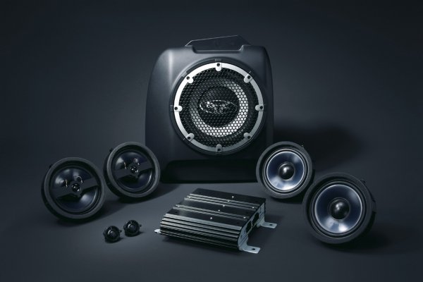 Вътре в купето,  седалките Recaro са облечени с висококачествена кожа,  а аудиосистемата е Rockford Fosgate с девет говорителя. GSR Premium Edition предлага и сателитна навигационна система