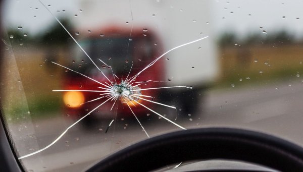 Автомобил, от който излиза пушек от ауспуха или пара от двигателя, както и с други очевидни признаци на неизправност, със сигурност ще бъде спрян. Често обаче повод за проверка стават и по-малките проблеми – свежи ожулвания на каросерията, спадната гума, пукнато стъкло и др. 

Освен това, управлението на стар и очукан автомобил също привлича вниманието на органите на реда, защото е твърде вероятно той да не е минал на преглед и да няма застраховка „Гражданска отговорност“.