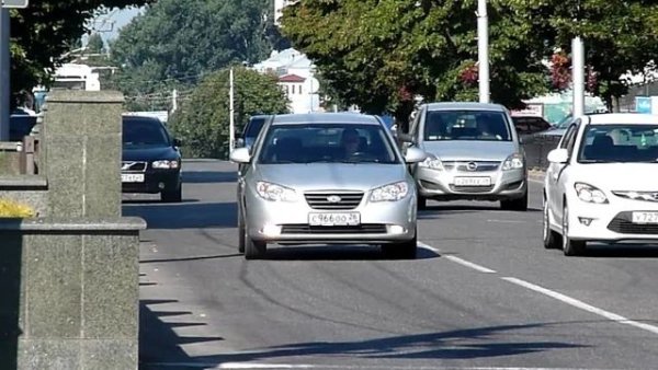 Един шофьор кара колата си така, както се чувства. Той може да се движи прекалено бавно или непрекъснато да се престроява, сякаш не може спокойно да се движи в своята лента. Случва се да кара направо, без да обръща внимание на дупките, локвите и неравностите на пътя. Това привлича вниманието на полицейските служители, които  искат да проверят дали водачът е трезвен и дали има книжка. 

Често се спират и шофьори с много млад вид, за които има съмнение, че все още нямат снижки, както и по-възрастни хора. Карането на скъпа кола с мръсни дрехи и с неугледен външен вид също предидвиква вниманието на органите на реда.