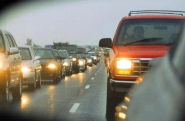 Ако шофьорът носи слънчеви очила или е свалил прозорците в хладен, облачен ден, той вероятно ще бъде спрян за проверка. Причината е, че той може да крие зачервените си от алкохола очи или да се страхува, че прозорците ще се запотят. 

Задължително проверявайте дали сте пуснали фаровете си. Подобен пропуск, особено нощем, със сигурност ще предизвика вниманието на органите да реда. Много водачи, страдащи от махмурлук, изключват всички светлини (и тези на уредите в купето), защото ги дразнят.