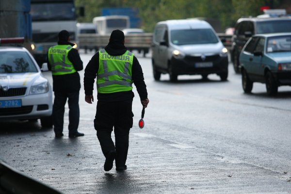 Нервните шофьори започват да се държат импулсивно, когато видят екип на &bdquo;Пътна полиция&ldquo;. Те се опитват да се &bdquo;скрият&ldquo; зад камиони, рязко се престрояват и дори завиват по черен път, за да избегнат проверка. Това със сигурност ще доведе до проверка от служителите на реда. 

Те, между другото, много добре познават любимата техника на шофьорите - да минат в крайната дясна лента, ако екипът на КАТ е отляво, или в средната лента, ако инспекторите са от двете страни на пътя. Тази маневра може да помогне за &bdquo;скриване&ldquo; само ако водачът я изпълнява плавно и предварително.