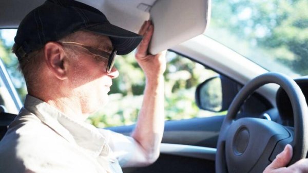 Някои шофьори спускат слънцезащитната козирка, надявайки се, че ако полицаят не види очите му, няма да го спре. Обикновено се случва точно обратното. Опитните шофьори съветват да се гледа спокойно право напред, сякаш екипа на КАТ го няма.