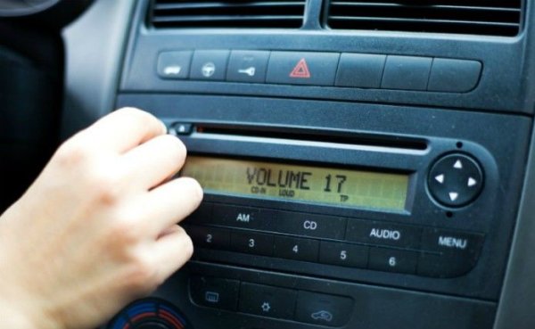 Първо, никой не харесва автомобилни хулигани, които не уважават своите съседи в трафика. Второ, силната музика вероятно ще привлече вниманието на полицейските служители и те ще проверят дали шофирате в нормално състояние. 