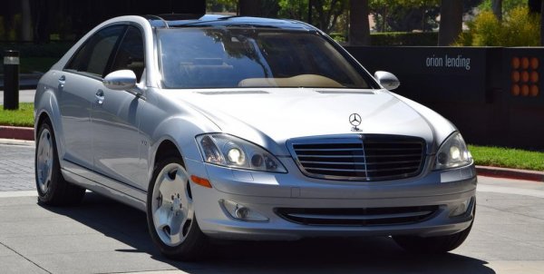Ако имате малко под 14 000 долара, можете да си купите този Mercedes S600 от 2005 г., който има V12 с туин-турбо. Като нова колата струваше над 120 000 долара. Може да си карате спокойно на дълги и на къси разстояния, но имайте предвид, че моделът гълта гориво като ненаситна ламя. 