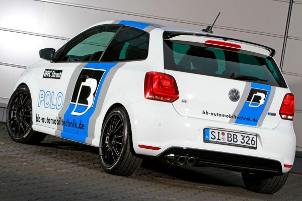 Тунинг компанията взе за база и без това редкия модел с три врати и смени всичко под капака, започвайки от компютърния софтуер и завършвайки с изцяло нов всмукателен и изпускателен колектор. В резултат на това базовите 220 к.с. и 350 Nm бяха повишени до 362 "коня" и чудовищните 510 Nm въртящ момент! Дори и днес само със задвижване на четирите колела Mercedes-AMG A 45 може да се похвали със сходни характеристики. Вярно е, че предното задвижване попречи на Polo да разгърне напълно потенциала на двигателя: ускорението 0 - 100 км/ч е за 5,2 секунди, на фона на същия A1 с мощност 421 конски сили, който го прави само за 3,9 секунди.