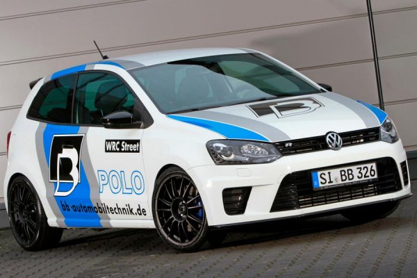 През годините хот-хечовете с предно предаване са се превърнали от достъпен начин за получаване на адреналин в елитен клуб, което се е преместил от градските улици към световноизвестните трасета. Renault Megane RS и Honda Civic Type R не могат да живеят една година, без да се опитват да счупят рекордите си, Mini Cooper JCW GP е утвърден в колекционерските гаражи, а към тях се присъедини и Hyundai i30 N. Междувременно вече 7 години се произвежда кола, която при желание би могла да се опъне на всеки от опонентите. Да, отново говорим за Polo. И това не е &bdquo;обикновен&ldquo; Polo R WRC с двулитров TSI, а модифицираната му версия от студиото B&B Autimobiletechnik.