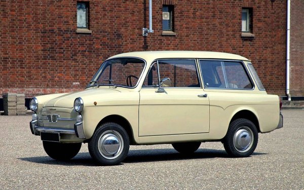 Самата марка Autobianchi е създадена през 1955 година като съвместно предприятие на три италиански компании - Fiat, Bianchi и Pirelli. По това време Bianchi е производител на велосипеди и мотоциклети с големи амбиции, Pirelli поема гумите, а Fiat сподели производствения капацитет и инженерните умения. 

Партньорите се фокусират върху производството на премиум компактни автомобили с висока практичност и изискан стил. Нещо като &bdquo;италиански стартъп&ldquo; от средата на XX век.