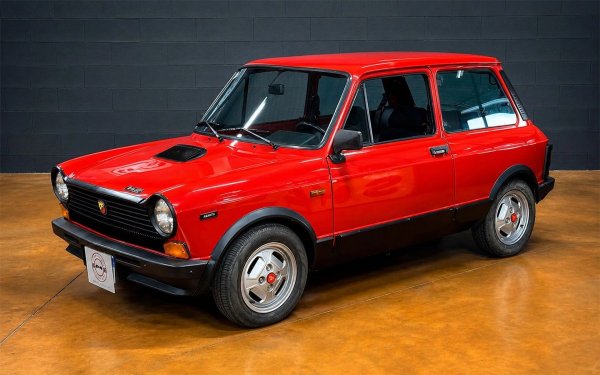 Autobianchi A112 от 1969 се превръща в емблематичен автомобил през 70-те и 80-те години. Той има спортна модификация на Abarth, популярна в рали и търсена сред амбициозните млади пилоти. A112 се произвеждаше почти 17 години, което е рекорд за Autobianchi.