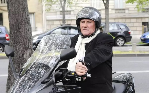 Френската филмова звезда Жерар Депардийо предпочита скутерите пред автомобилите и няколко пъти е попадал в неприятности. Веднъж в Париж той падна от скутера си и повреди кола. Алкохолната му проба беше положителна. Няколко месеца по-рано актьорът се сби с таксиметров шофьор.
