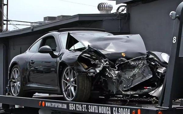 Актрисата Линдзи Лоън беше заловена от полицията в Лос Анжелис за шофиране в нетрезво състояние и получи условна присъда. Но точно след като изтече пробацията, Линдзи разби своето Porsche 911 в камион и след това блъсна пешеходец в Манхатън.
